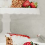 Receta saludable de cheesecake hecha a base de yogurt proteico y fresas.