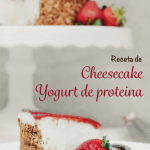 Receta saludable de cheesecake hecha a base de yogurt proteico y fresas.
